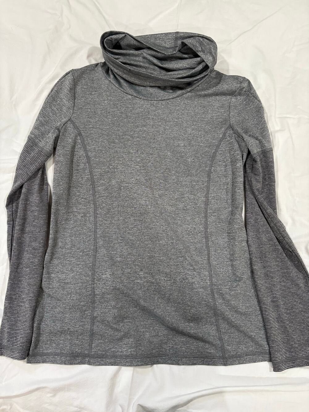 Danskin Now Dri More Fitted Turtleneck Gray Long Sleeve Athletic Shirt Medium